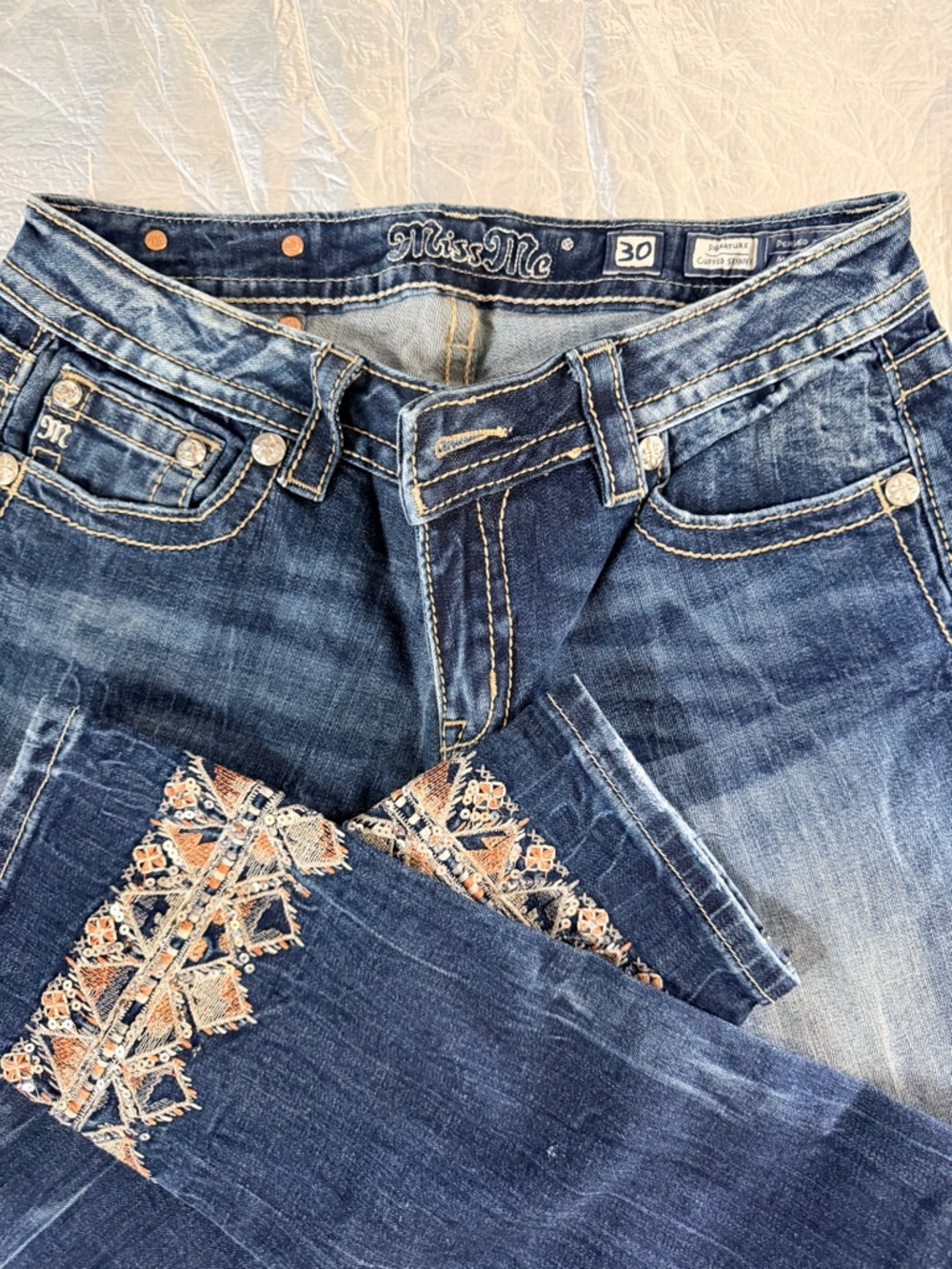 Miss Me Jean Capri with Peach Embroidery size 30 - Picture 4 of 6